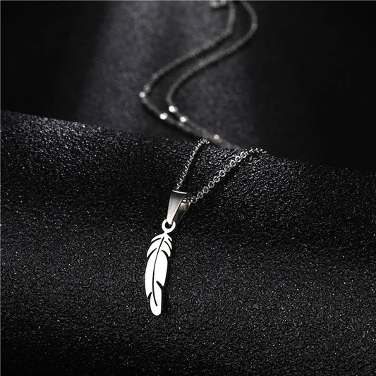 Collier fin et discret plume